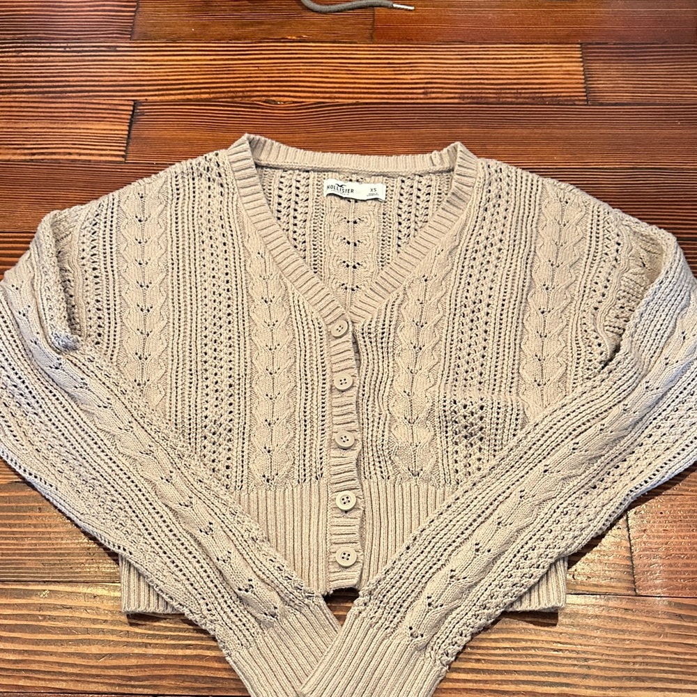 Hollister Beige Cable Knit Cropped Cardigan Sweater - V-Neck Button Up -Size XS